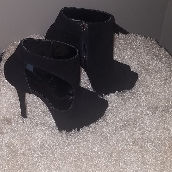 High Heels - Picture 1 of 3